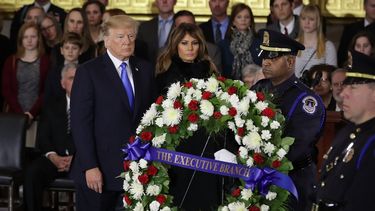 El presidente Donald&nbsp;Trump y la primera dama Melania&nbsp;Trump depositan una corona de flores junto al ataúd del pastor evangelista Billy Graham.