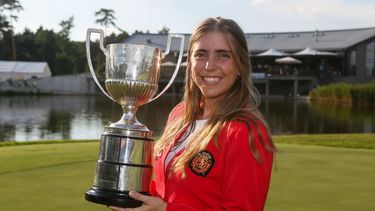 Imagen facilitada por la Asociación Europea de Golf que muestra a la golfista española&nbsp;Celia&nbsp;Barquín&nbsp;con el trofeo del Campeonato de Europa Individual Femenino en el Penati Golf Club en Eslovaquia el 28 de julio de 2018.&nbsp;