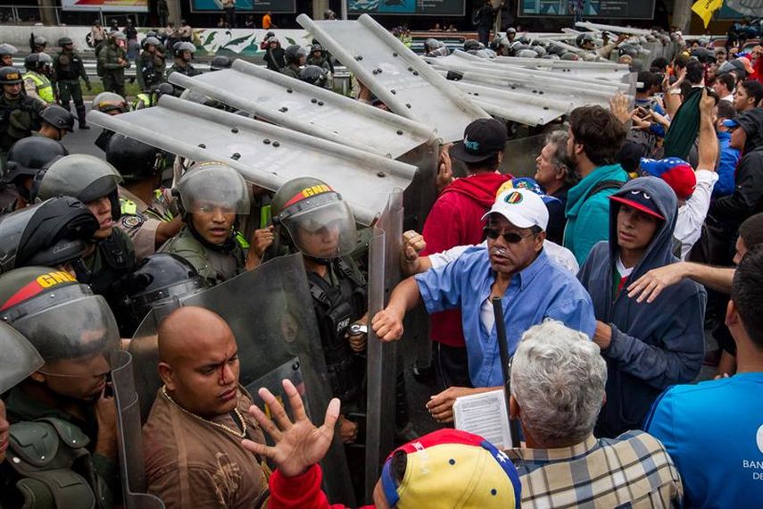 Uno de los funcionarios, detalló, presenta la mandíbula destrozada y perdió varios dientes superiores a consecuencia del impacto de una piedra, el otro, presenta traumatismo craneoencefálico producto de un objeto contundente que impactó en su cabeza