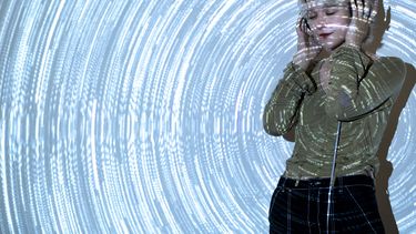 Plataformas de música desarrollan alternativas para combatir los deepfakes generados con inteligencia artificial.