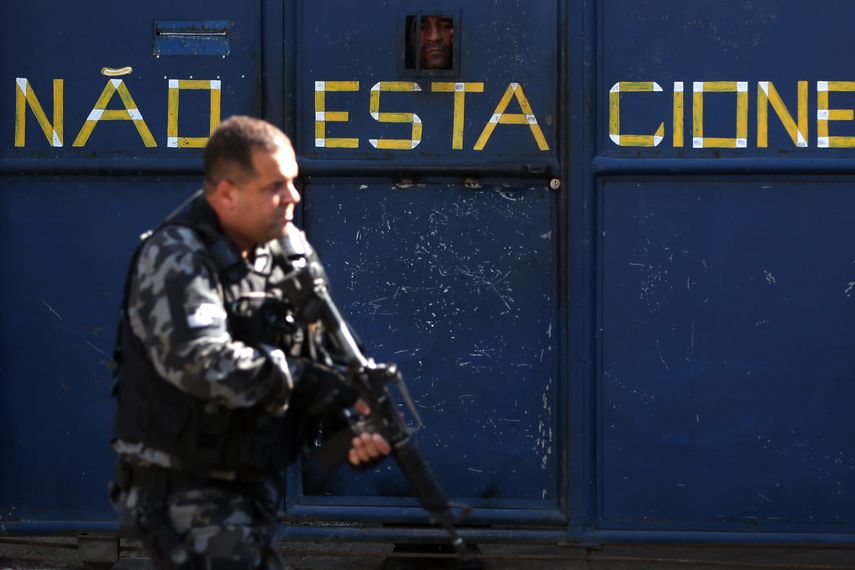 Policías militares patrullan durante un operativo en el Complexo do Alemao, donde se han registrado enfrentamientos con narcotraficantes.&nbsp;