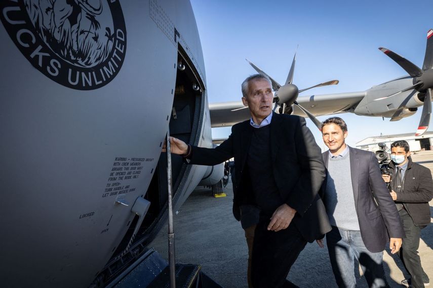 El secretario general de la OTAN, Jens Stoltenberg, y el primer ministro canadiense, Justin Trudeau, en la base de la Real Fuerza Aérea Canadiense en Cold Lake el 26 de agosto de 2022.&nbsp;