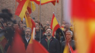 El líder del partido español de extrema derecha Vox, Santiago Abascal, observa durante una manifestación llamada Vox contra los planes de conceder amnistía a los separatistas catalanes, en Madrid, el 29 de octubre de 2023.