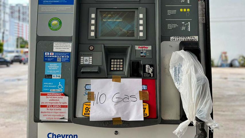Una gasolinera de Miami-Dade anuncia que no hay combustible.