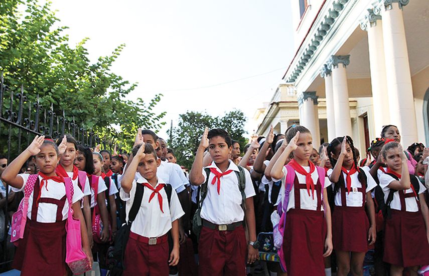 Un grupo de niños canta el himno nacional cubano durante el primer día de clases en una escuela de La Habana. (EFE)