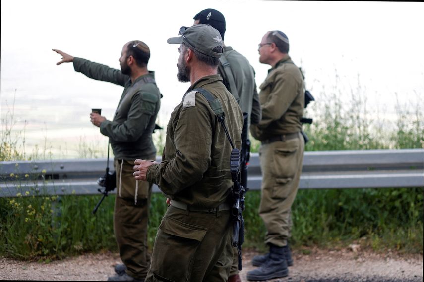 Soldados israelíes patrullan la frontera entre Israel y Líbano el 16 de abril de 2026. El presidente de Estados Unidos anunció que Israel y Líbano acordaron un alto el fuego de 10 días a partir del jueves, aunque no se indicó si Hezbolá, respaldado por Irán, estaba de acuerdo