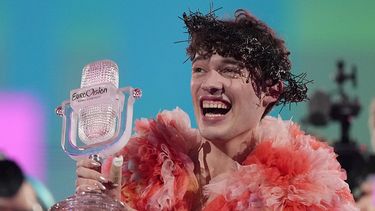Nemo, de Suiza, que interpretó la canción The Code, celebra tras ganar la Gran Final del Festival de Eurovisión en Malmo, Suecia, el domingo 12 de mayo de 2024.