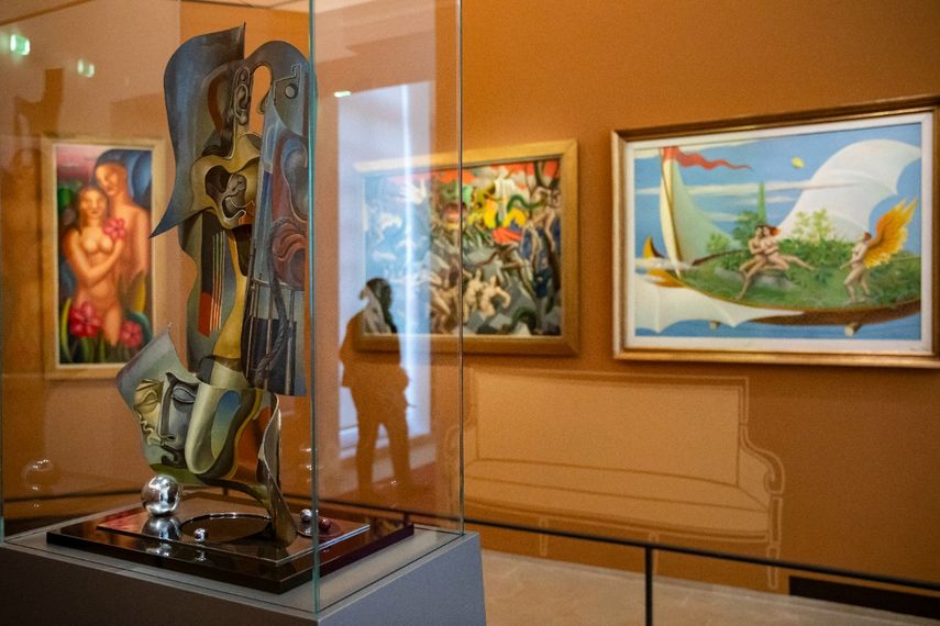 Un guardia de seguridad se refleja en la vitrina que encierra una escultura del artista armenio nacido en Geogia Ervand Kochar junto a la pintura La Barque du Paradis del artista francés Jean Viollier en la exposición Dans lappartement de Leonce Rosenberg - De Chirico, Ernst, Leger, Picabia en el Museo Picasso de París, en enero 29 de septiembre de 2024. &nbsp;