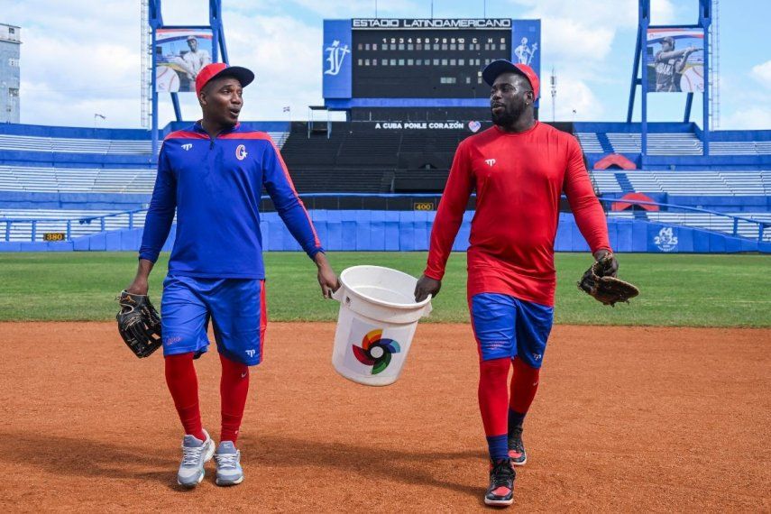 Los jugadores Yoelquis Guibert (izquierda) y Yoel Yanqui, de la selección de Cuba, durante una práctica del equipo en La Habana, el 29 de enero de 2026.