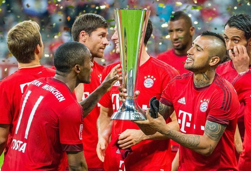 Los jugadores del Bayern Múnich Douglas Costa (2i), Xabi Alonso (C), Arturo Vidal (2d) y demás, celebran la victoria ante el Real Madrid hoy, miércoles 5 de agosto de 2015, en la final de la Copa Audi que se disputó en Múnich, Alemania. (EFE)