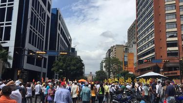 Cientos de venezolanos marchan en Caracas, atendiendo la convocatoria de Juan Guaidó.