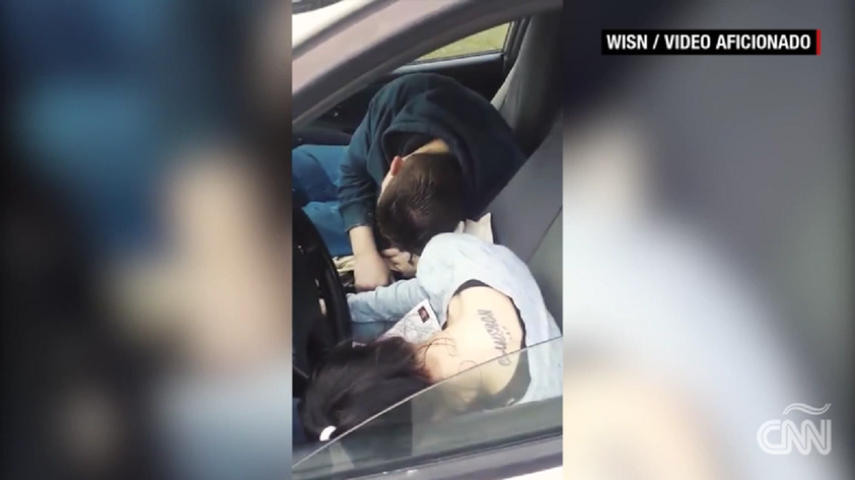 Los bomberos llegaron a tiempo a la escena y salvaron la vida de los padres.