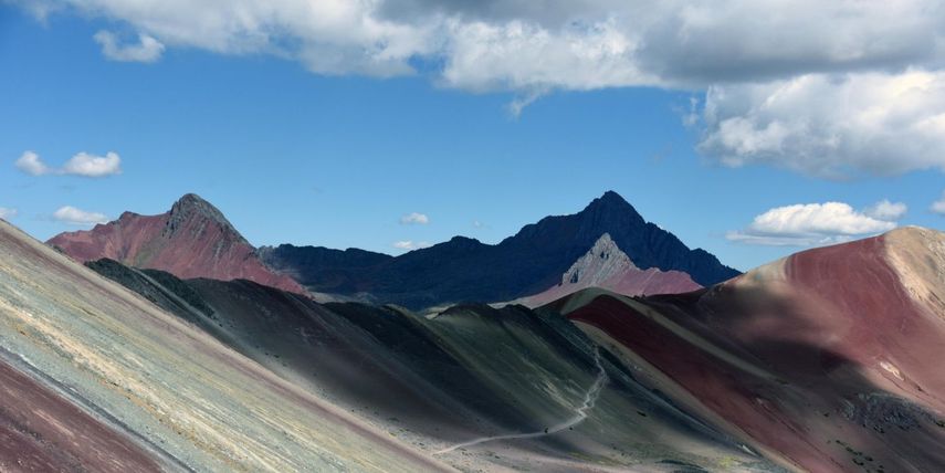 El cerro multicolor ha aumentado su popularidad en los últimos años hasta atraer a un tercio de los visitantes que llegan diariamente a la ruinas de la ciudadela inca de Machu Picchu, también en Cusco,.