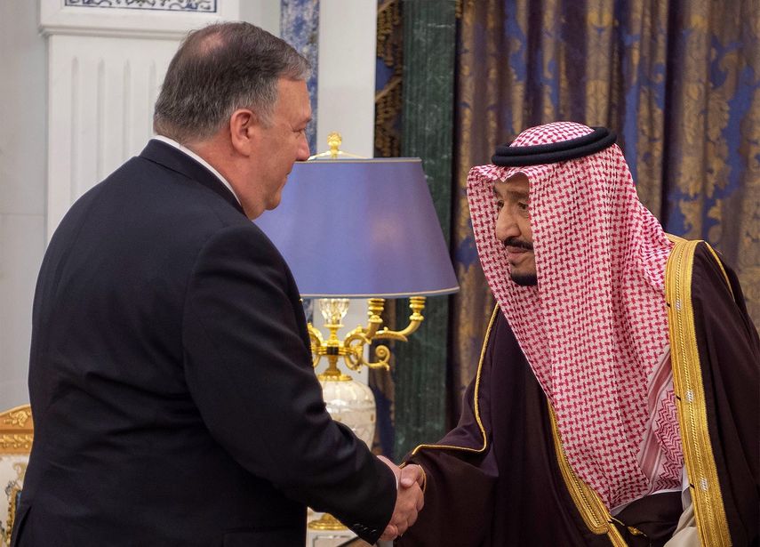 El rey saudí, Salman bin Abdelaziz (dcha), mantiene una reunión con el secretario de Estado de Estados Unidos, Mike&nbsp;Pompeo, en Riad (Arabia Saudí).