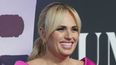 Rebel Wilson posa para los fotógrafos a su llegada a la gala de recaudación de fondos BFI Luminous organizada por el British Film Institute, en Londres, el jueves 29 de septiembre de 2022.