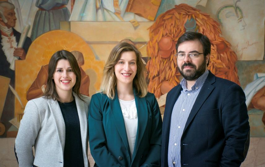 La investigadora portuguesa de la&nbsp;Universidad de Coimbra, Caratarina Seabra (c), junto a los científicos João Peça (d) y Guiomar Oliveira (i), creará minicerebros de 4 milímetros a partir de células dentarias.&nbsp;