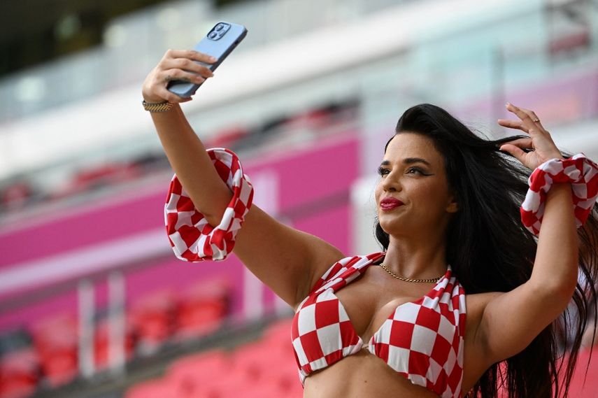 La&nbsp;influencer&nbsp;y&nbsp;modelo&nbsp;croata Ivana Knoll posa antes del partido de fútbol del Grupo F de la Copa Mundial de Qatar 2022 entre Croacia y Bélgica en el estadio Ahmad Bin Ali en Al-Rayyan, al oeste de Doha, el 1 de diciembre de 2022.