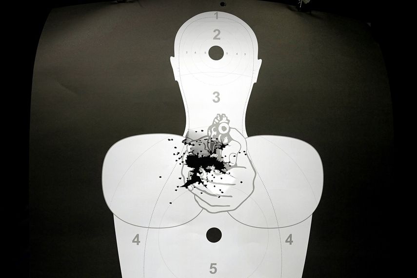 Están acusados de&nbsp;distribuir armas de fuego sin la licencia, hacer declaraciones falsas a un distribuidor de armas con licencia federal y de confabularse para defraudar a Estados Unidos.