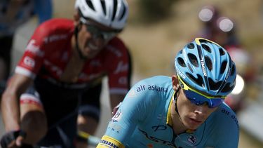 El colombiano&nbsp;Miguel&nbsp;Ángel López (Astana) seguido del madrileño del Trek, Alberto Contador, a pocos kilómetros antes de la meta de la decimoquinta etapa de la Vuelta Ciclista a España.