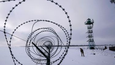 Un guardia fronterizo ucraniano monta guardia en la frontera con Rusia no lejos del pueblo de Hoptivka, Ucrania, el miércoles 2 de febrero de 2022.&nbsp;
