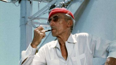 Jacques Cousteau a bordo de su barco Calypso en la década de 1970, en una imagen difundida por National Geographic del documental Becoming Cousteau, que se estrena el viernes en cines. 