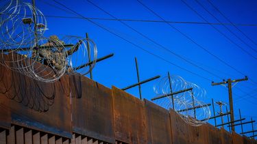 Militares estadounidenses instalan alambradas de puas en el límite fronterizo con Tijuana, México, ante la llegada de las caravanas de migrantes centroamericanos.