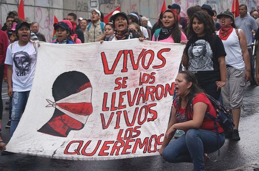 Desfilaron con una imagen de Jesucristo, rezaron en varias ocasiones y explicaron que su sufrimiento, tras año y medio sin conocer el fin de sus hijos, es un viacrucis (CORTESÍA)