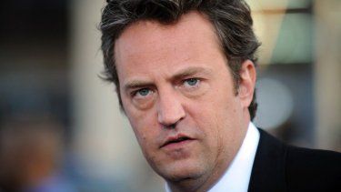 En esta imagen del 14 de abril de 2009, el actor Matthew Perry arriba al estreno en Los Ángeles de la película 17 Again.
