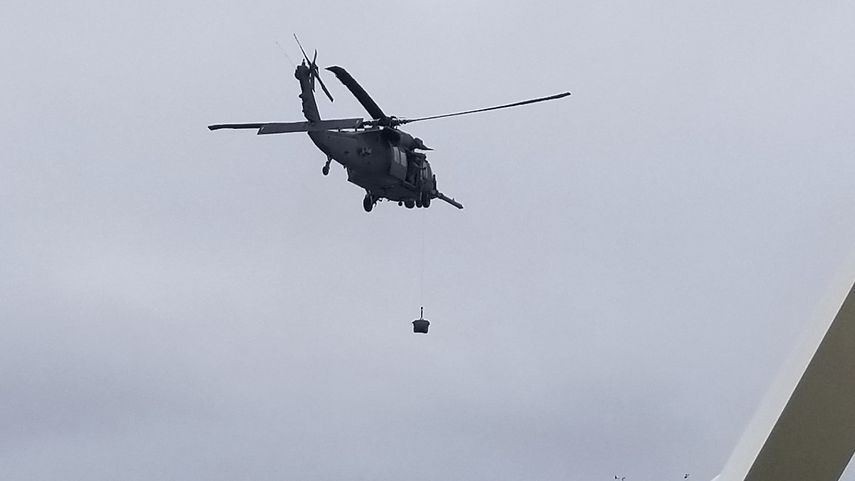 En esta fotograf&iacute;a facilitada por Michele Smith, un helic&oacute;ptero de la Guardia Costera entrega desde el aire equipos de prueba para detectar casos de coronavirus entre pasajeros y la tripulaci&oacute;n del crucero Grand Princess, anclado frente a la costa de California, el jueves 5 de marzo de 2020.&nbsp;