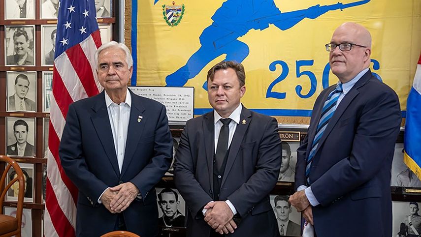 Jhonny López De la Cruz, presidente de la Brigada 2506; Dragos Dolanescu, diputado costarricense, y Orlando Gutiérrez, directivo de la Asamblea de la Resistencia Cubana.