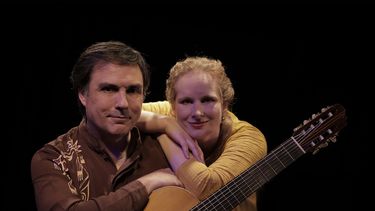 El guitarrista Pablo González Jazey y la vocalista&nbsp;Annelise Skovmand, del dúo Rosa Incaica.&nbsp;