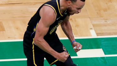 Stephen Curry, base de los Warriors de Golden State, festeja durante el cuarto partido de las Finales de la NBA ante los Celtics de Boston, el viernes 10 de junio de 2022&nbsp;