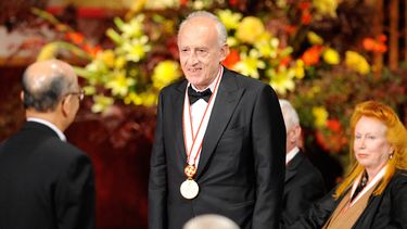 El pianista italiano Maurizio Pollini recibe una medalla en la ceremonia de entrega de la 22ª edición de los Premios Praemium Imperiale en Tokio el 13 de octubre de 2010.