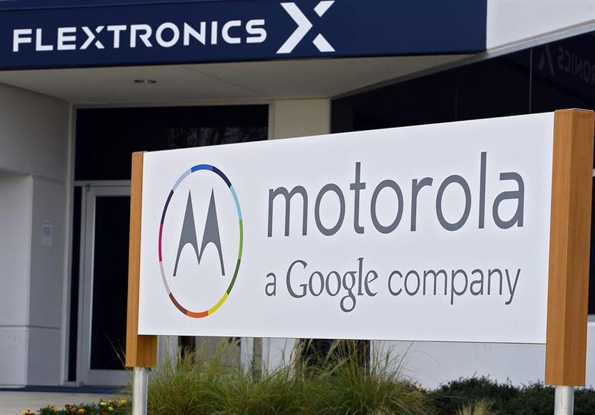 Un cartel muestra el letrero de la inauguración de la fábrica de Motorola en Fort Worth, Texas, en septiembre de 2013. (EFE).
