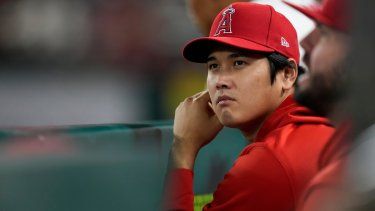 Shohei Ohtani, de los Angelinos de Los Ángeles, sentado en el dugout durante la décima entrada del juego de béisbol ante los Tigres de Detroit, en Anaheim, California, el sábado 16 de septiembre de 2023.