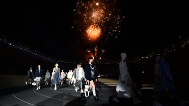Modelos presentan creaciones para Dior durante el desfile de moda Dior Croisiere (Crucero) 2022, en el Estadio Panatenaico, en Atenas, el 17 de junio de 2021.