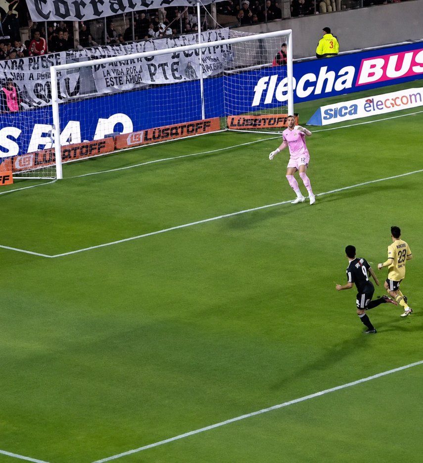 Momento en el que el jugador Alexander Díaz del Deportivo Riestra anota el gol ante Boca Junior