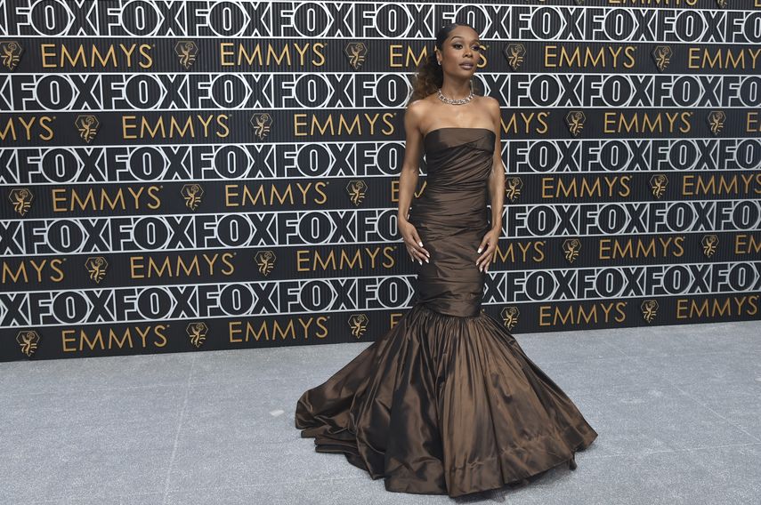 Zuri Hall llega a la 75ª edición de los premios Emmy el lunes 15 de enero de 2024 en el Peacock Theatre de Los Ángeles.