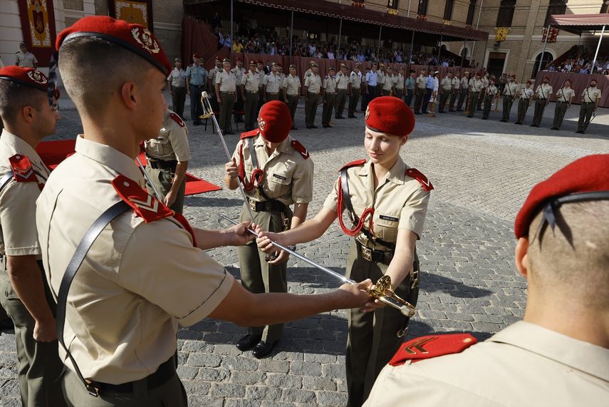La princesa Leonor recibe el sable que la acredita como dama cadete en un acto en la Academia General Militar de Zaragoza el 19 de septiembre de 2023.