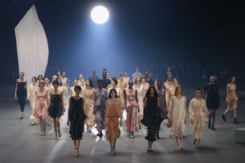 Modelos presentan creaciones para el desfile de moda Primavera-Verano 2023 de Issey Miyake durante la Semana de la Moda de París el 30 de septiembre de 2022.