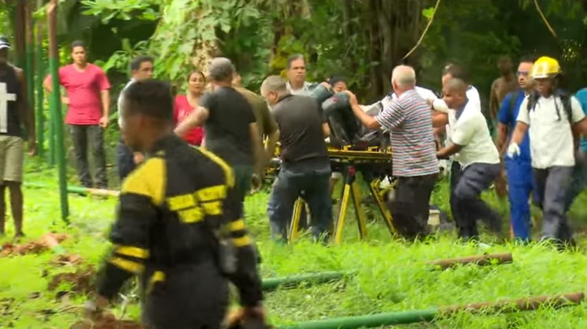 Varias personas participan en el rescate de sobrevivientes tras el accidente de un avión de Cubana de Aviación en las inmediaciones del Aeropuerto Internacional José Martí, en La Habana, Cuba.