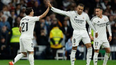 El atacante Brahim Díaz (izquierda), del Real Madrid, celebra junto a su compañero Kylian Mbappé (centro) luego de anotar el cuarto gol de su equipo en un partido contra el Sevilla, el 22 de diciembre de 2024.