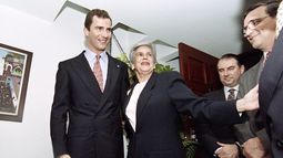 La entonces presidenta nicaragüense Violeta Chamorro (C) recibe al príncipe heredero español Felipe de Borbón en su casa el 9 de enero de 1997 en Managua.&nbsp;