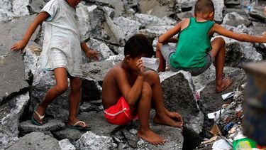 Niños filipinos recogen metal en una zona de chabolas en Manila, Filipinas. El Fondo de las Naciones Unidas para la Infancia (UNICEF), presentó el informe sobre el Estado Mundial de la Infancia 2016 (EFE)