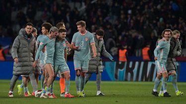 Jugadores del Atlético de Madrid celebran luego de superar al Barcelona, el 21 de diciembre de 2024.