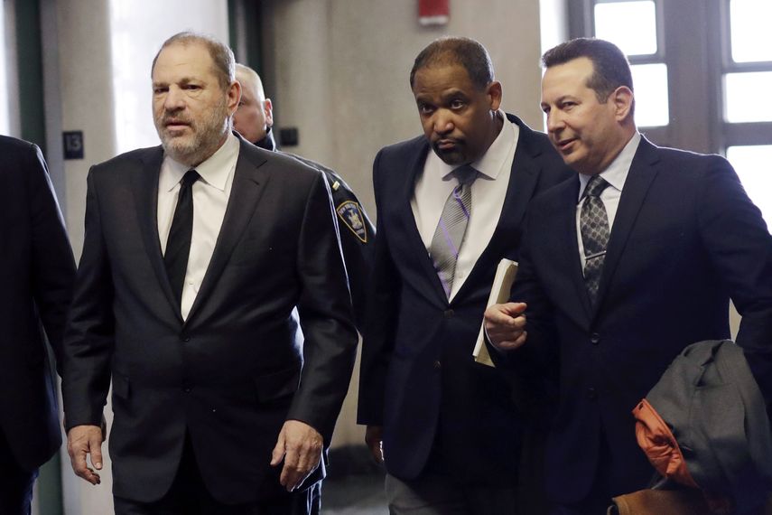 En esta foto del 25 de enero de 2019, Harvey Weinstein, a la izquierda, entra a una corte en Nueva York con los abogados Ron Sullivan, en el centro, y José Báez. Weinstein demanda a Báez por incumplimiento de contrato y busca que le reembolse un millón de dólares en honorarios legales.