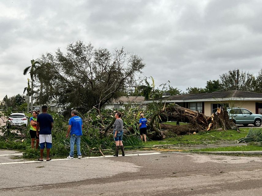 En Fort Myers las autoridades recibieron llamadas de personas atrapadas en viviendas anegadas o de familiares preocupados.&nbsp;
