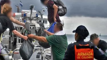 Las autoridades colombianas rescataron a inmigrantes venezolanos, ecuatorianos y colombianos cuando viajaban en una embarcación en aguas del archipiélago de San Andrés que fue interceptada por guardacostas el 20 de diciembre 2023