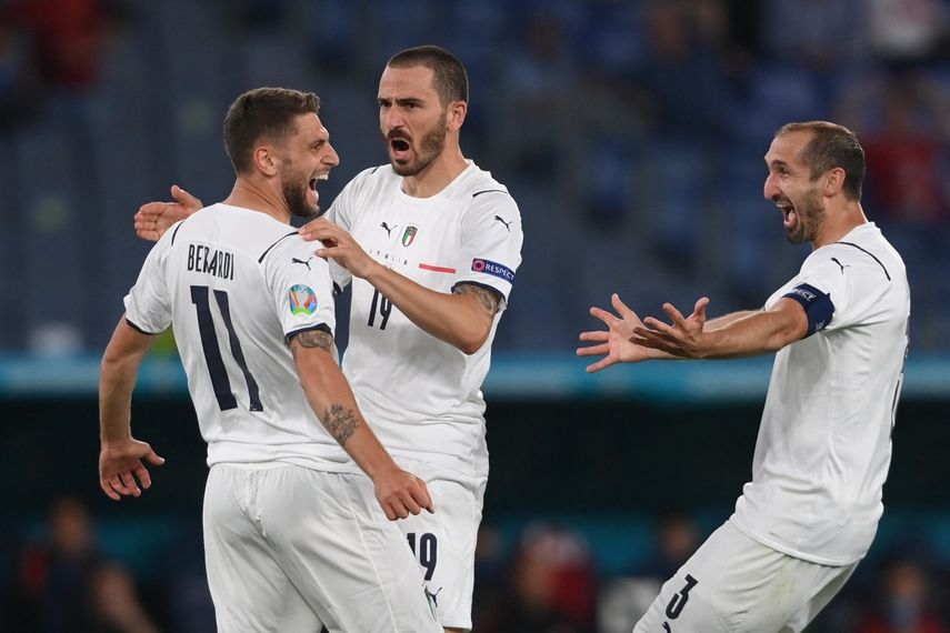 Jugadores de la selección de fútbol de italia celebran luego de anotar un gol