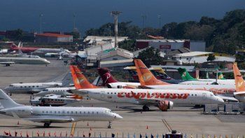 NOTICIA DE VENEZUELA  - Página 50 Aviones-comerciales-diferentes-aerolineas-y-jets-privados-se-posan-la-pista-del-aeropuerto-internacional-simon-bolivar-maiquetia-estado-vargas-venezuela-el-15-diciembre-2020-los-trabajadores-aereos-venezuela-enfrentan-una-crisis-desempleo-debido-al-nuevo-coronavirus-covid-19-pandemia